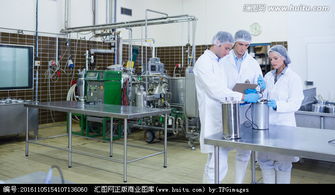 在工廠里測(cè)試產(chǎn)品的生物學(xué)家們